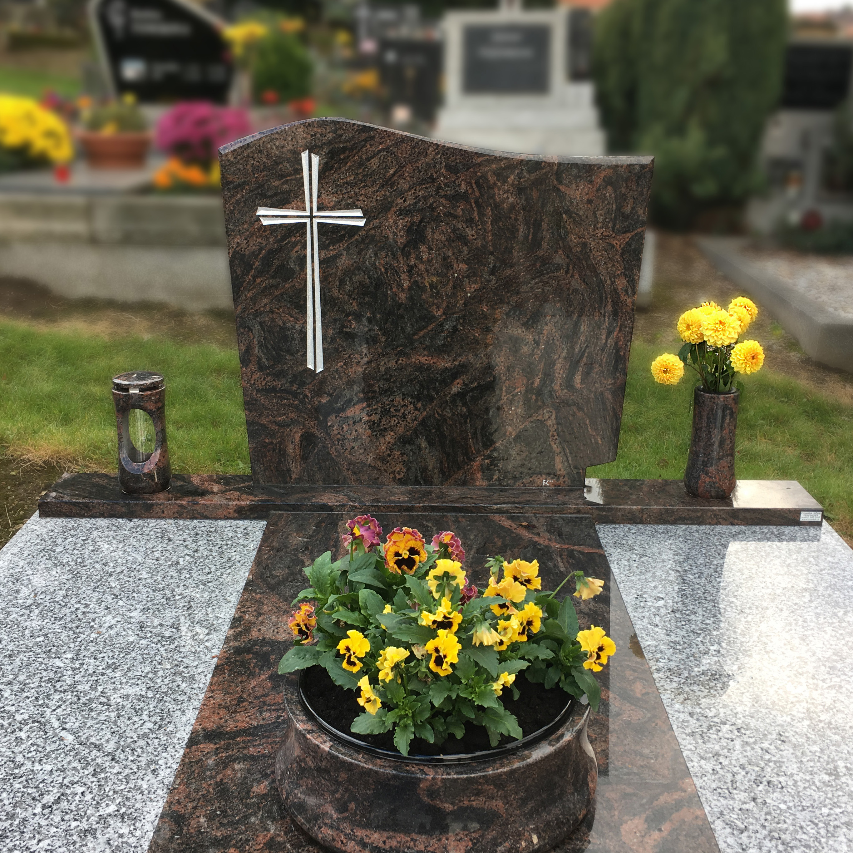 Dvojhrob v Prachaticích, pomník je vyrobený z žuly Indian Aurora