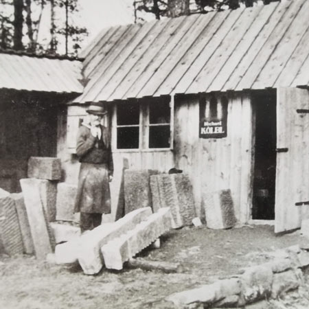 Michal Kölbl před jeho dílnou v Křišťanově u Prachatic kolem roku 1915
