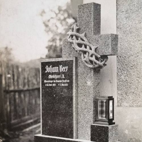 Pomník s křížem a trnovou korunou