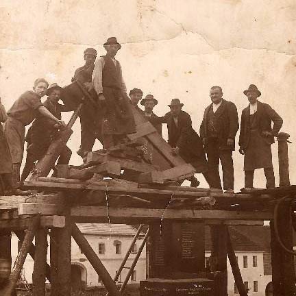 Stavba památníku v Ktiši na Prachaticku