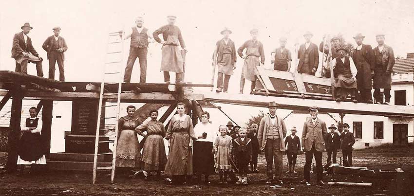 Skupinová fotografie při stavbě pomníku padlým v Ktiši na Prachaticku