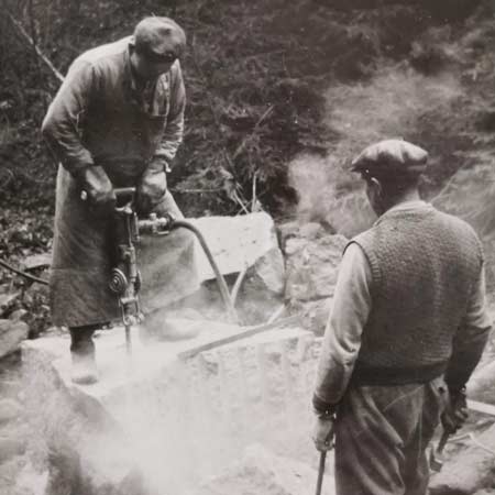 Těžba kamene v lomu v Křišťanově