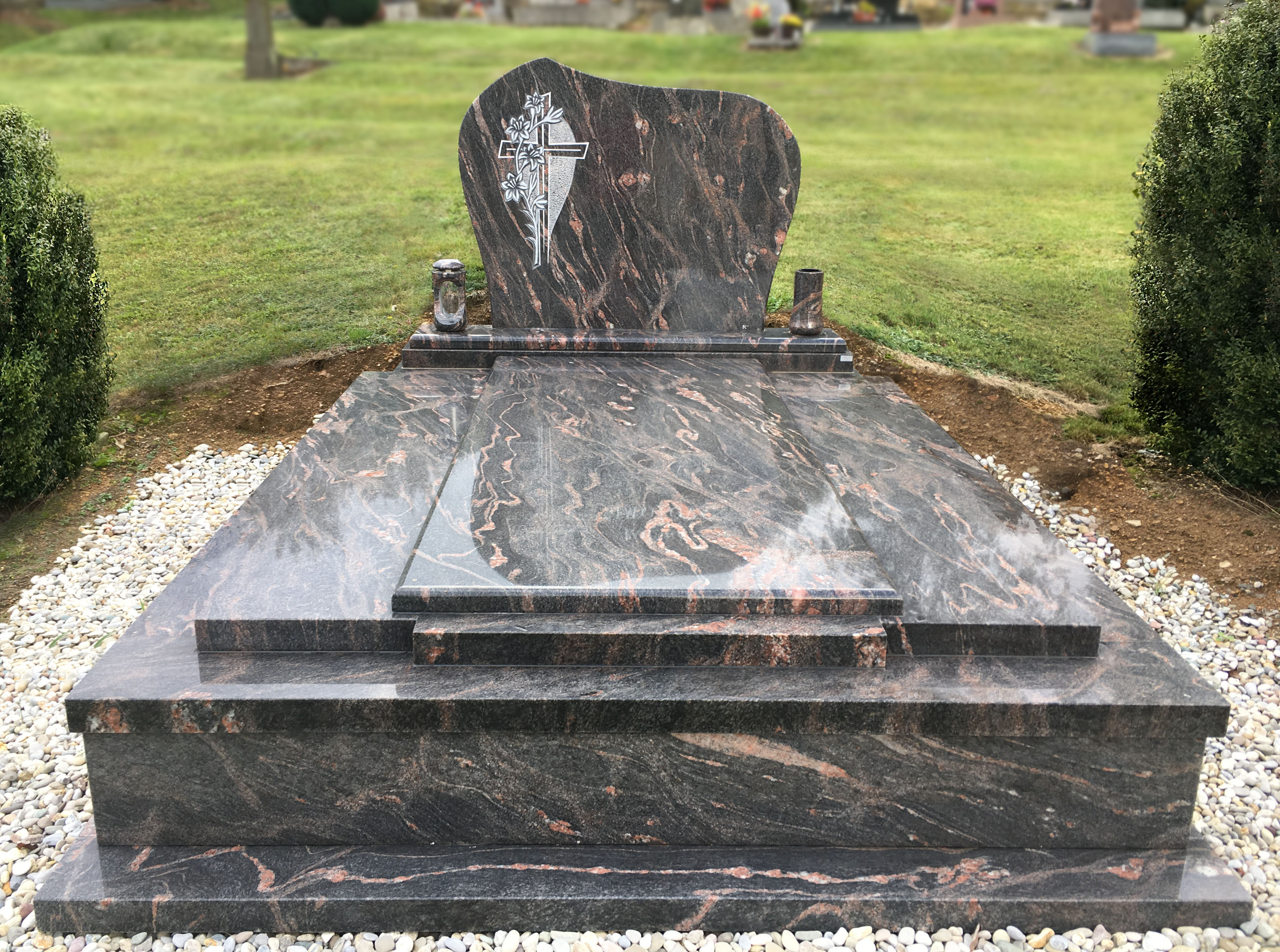 Hrobka postavená v Prachaticích, vyrobená z žuly Himalaya