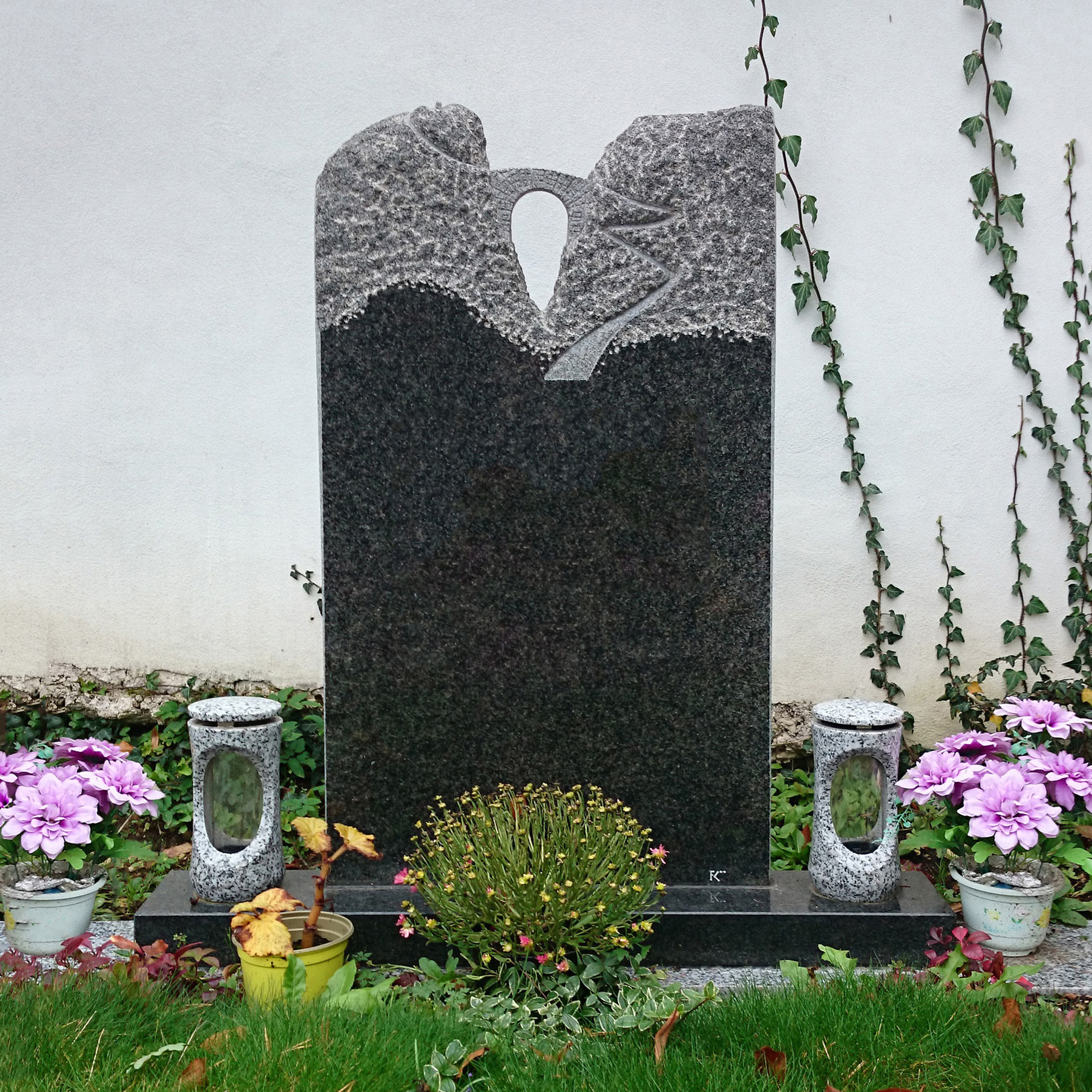 Jednohrob vyrobený z kvalitních žul Nero Impala a Bianco Tarn