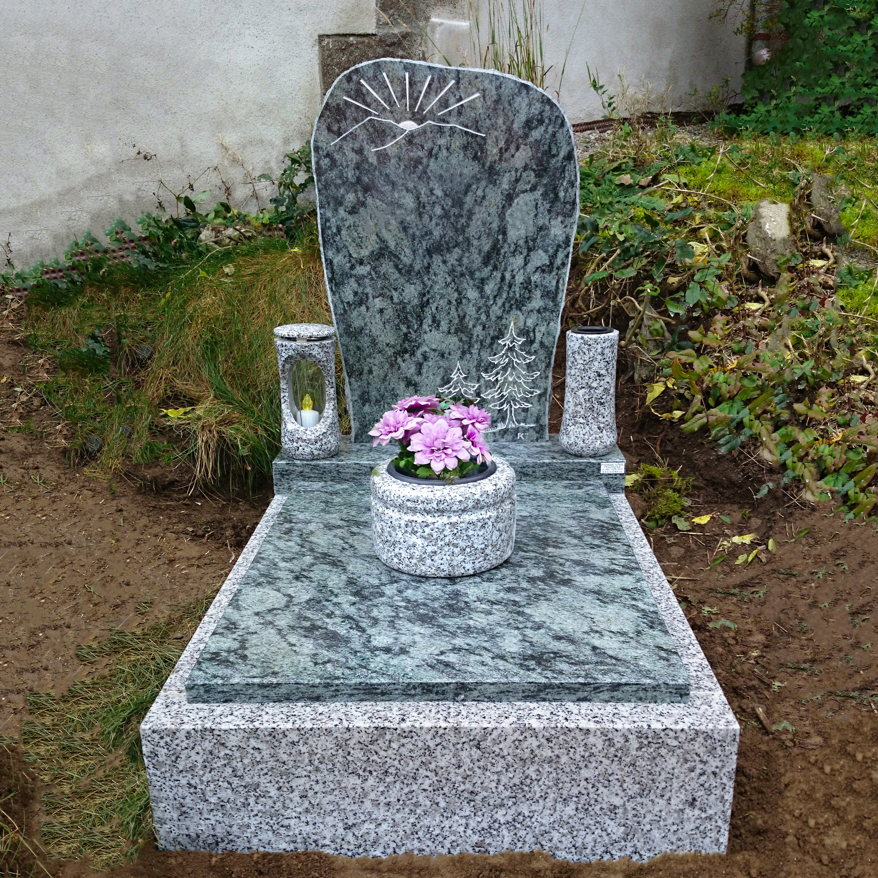 Urnový hrob vyrobený z kombinace materiálů Olive Green a Bianco Tarn